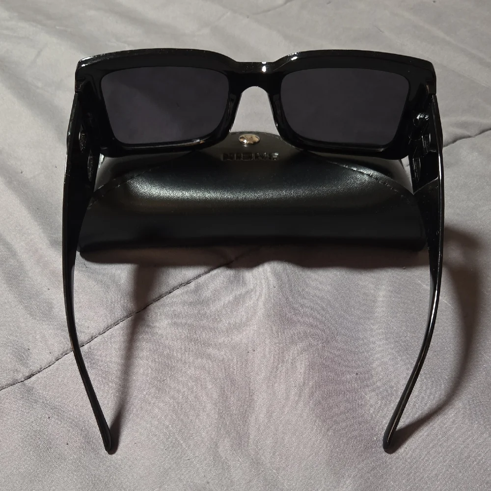 SHEIN Glossy Black Square Sunglasses with Case - Picture 3 of 3